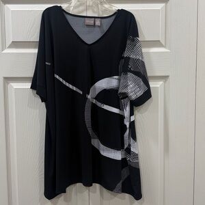 Chico's Size 3 Graphic Black and White Short Sleeve Top polyester/spandex